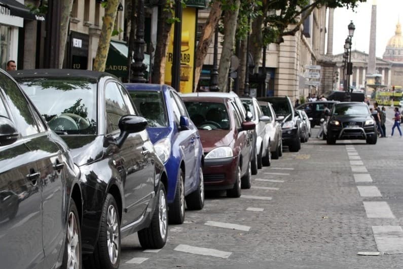 Vue aérienne d'une rue résidentielle dense de petite couronne parisienne avec des voitures garées le long des trottoirs