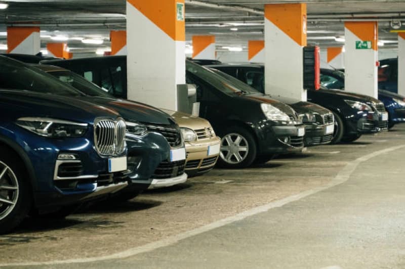 Box fermé en sous-sol d'un immeuble parisien - combien louer sa place de parking à Paris en 2026