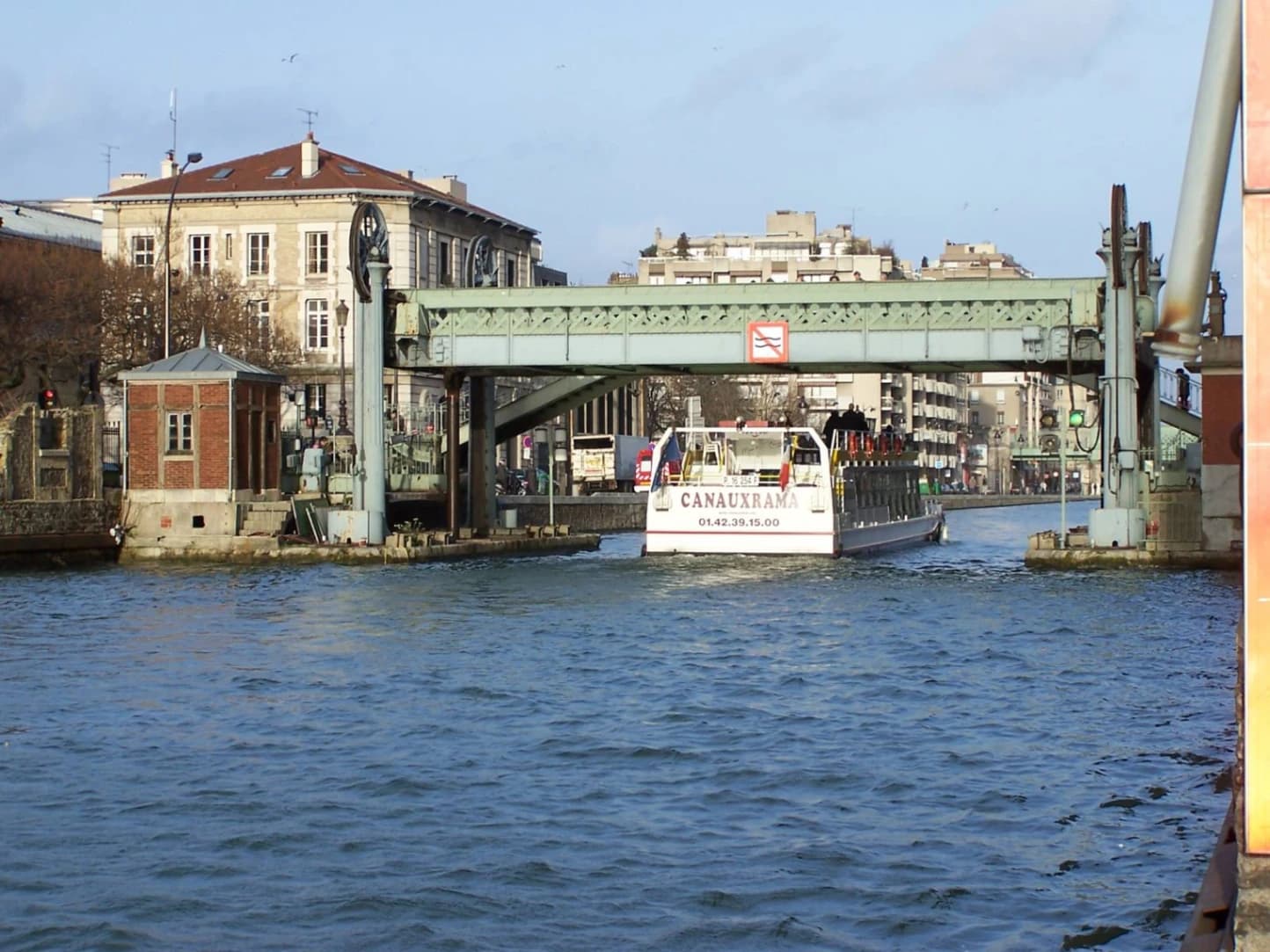 Vue d'un parking actuellement en location à proximité du pont levant du quartier de la vilette à Paris 19e