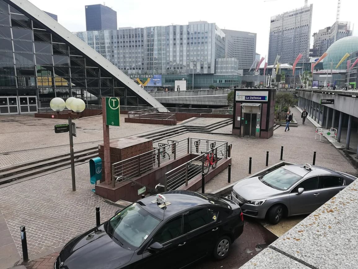 Vue d'un parking à proximité de l'arche de la défense