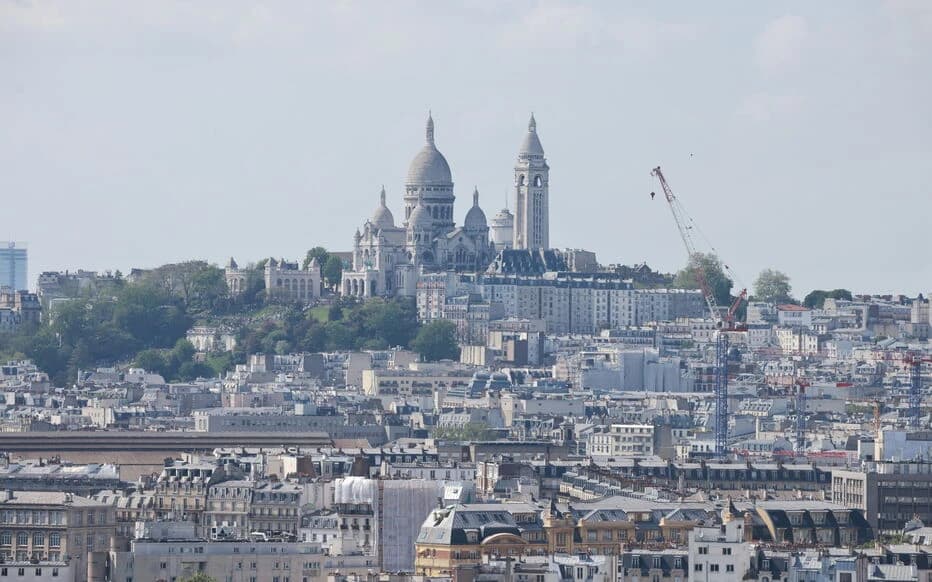 Vue d'un parking à proximité du Sacré-Cœur à Montmartre