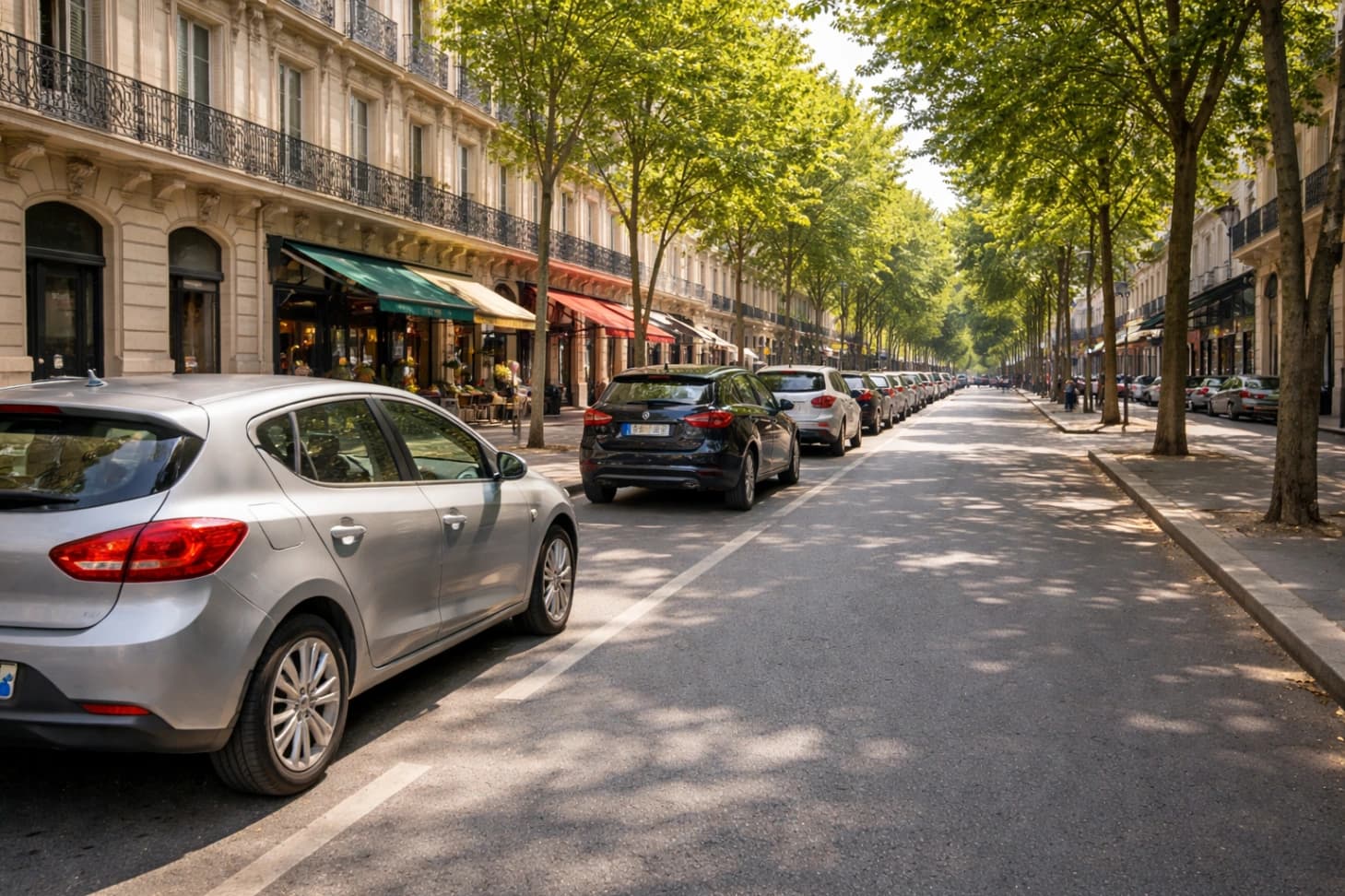Rue calme un dimanche avec stationnement gratuit dans une ville française