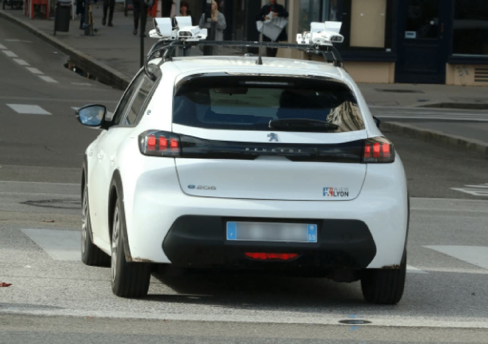 Photo d'une voiture banalisée moderne sur une route française, représentant les véhicules radars privatisés qui surveillent les excès de vitesse en 2026