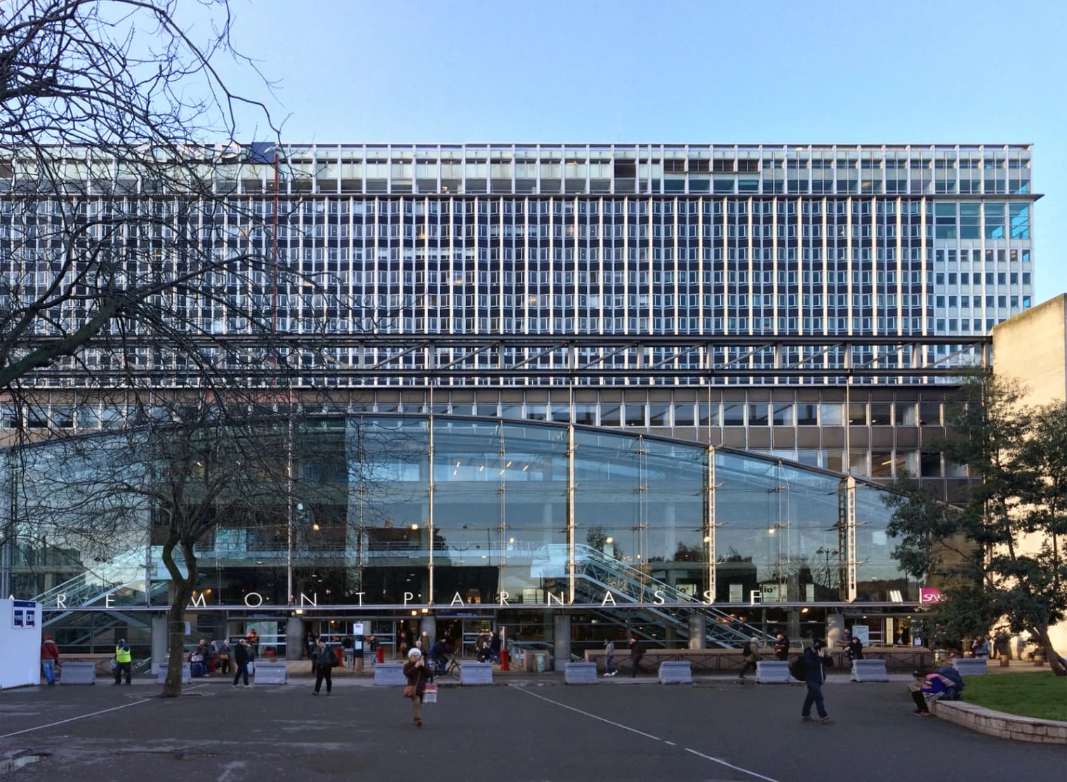 Vue d'un parking à coter de la gare Montparnasse