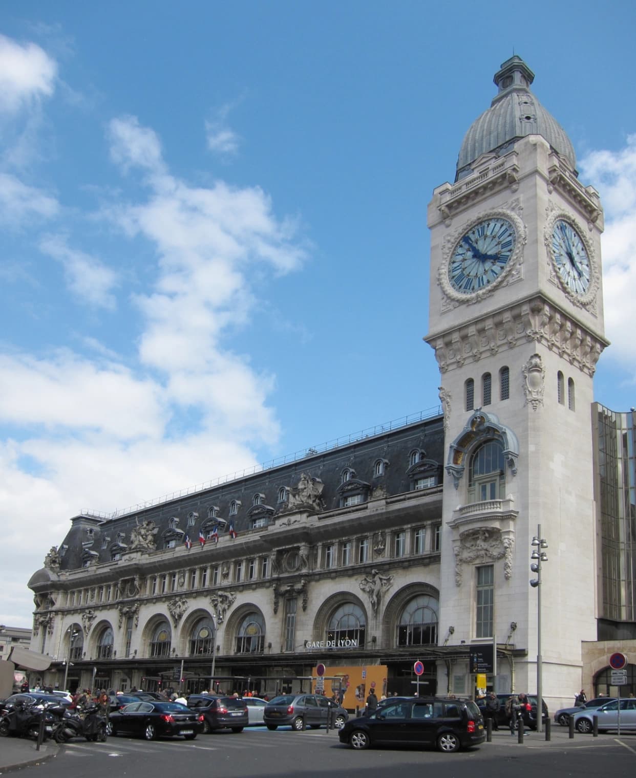 Vue d'un parking à proximité de la gare de Lyon