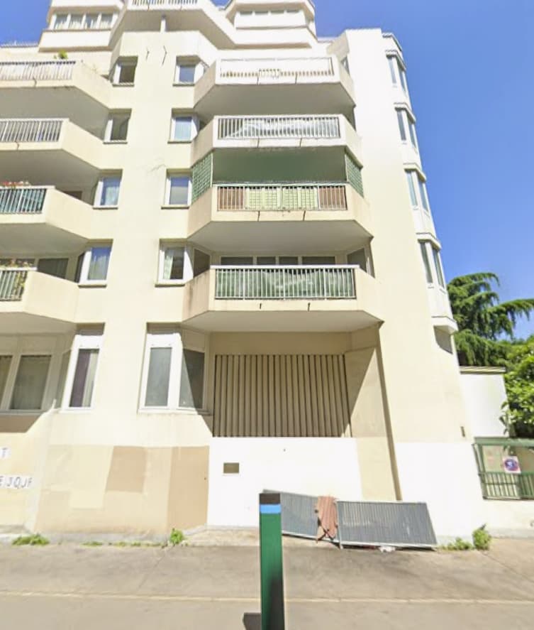 Entrée extérieure du underground à 16 Rue Saint-Maur, Paris