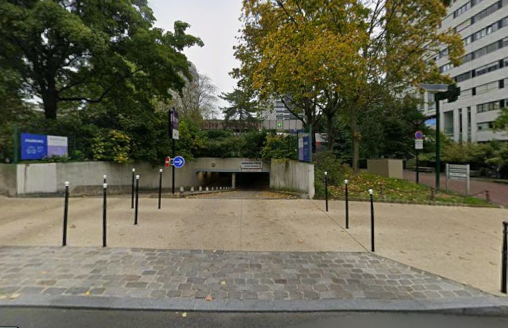 Entrée extérieure du multi storey à 22 Rue Baudin, Courbevoie
