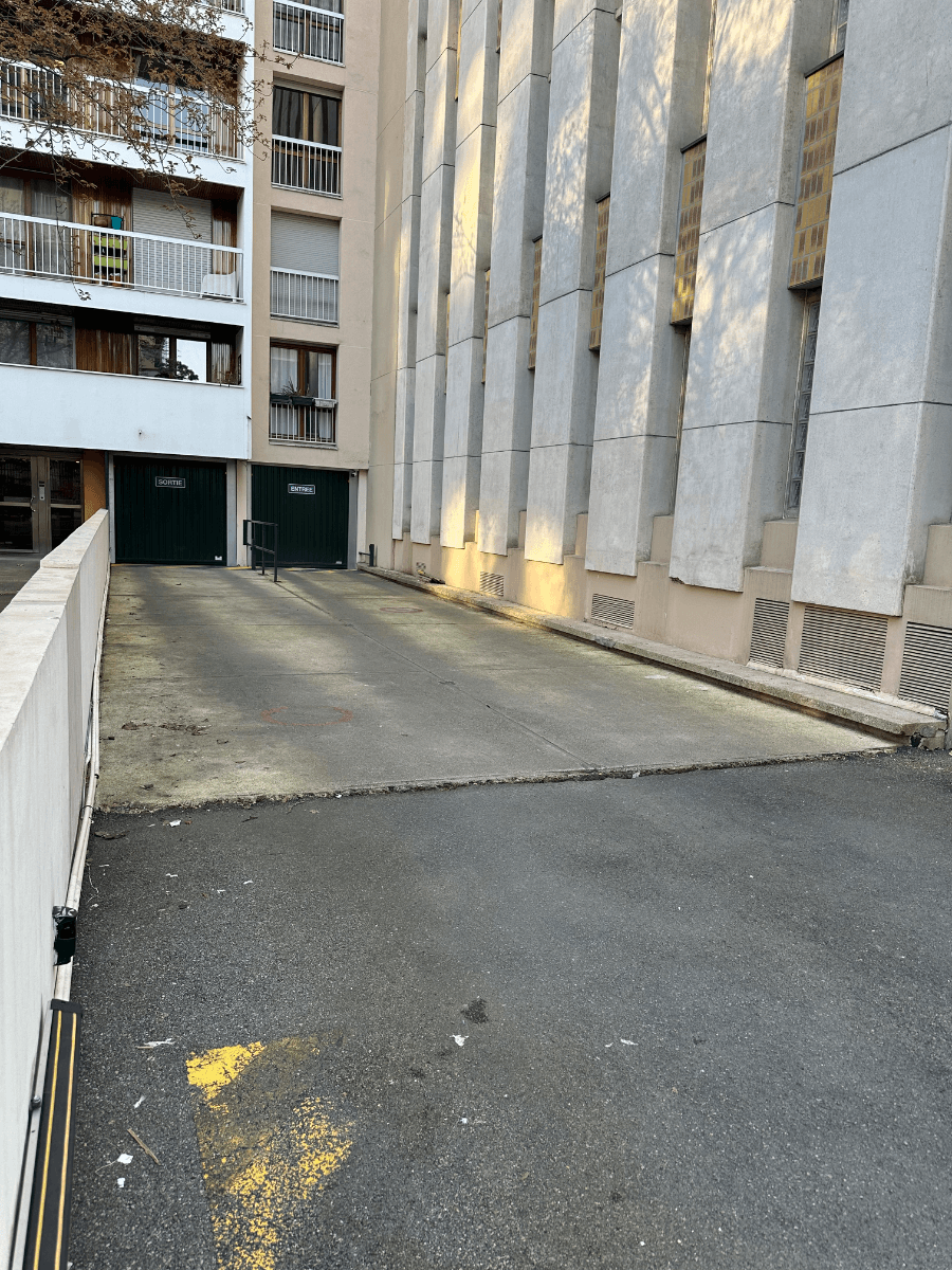 Entrée extérieure du underground à 3 Impasse du Bureau, Paris