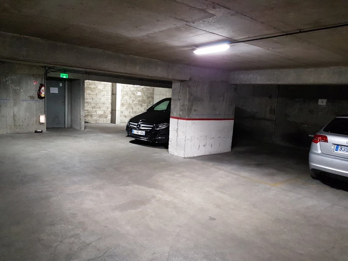Entrée extérieure du underground à 168 Boulevard du Montparnasse, Paris