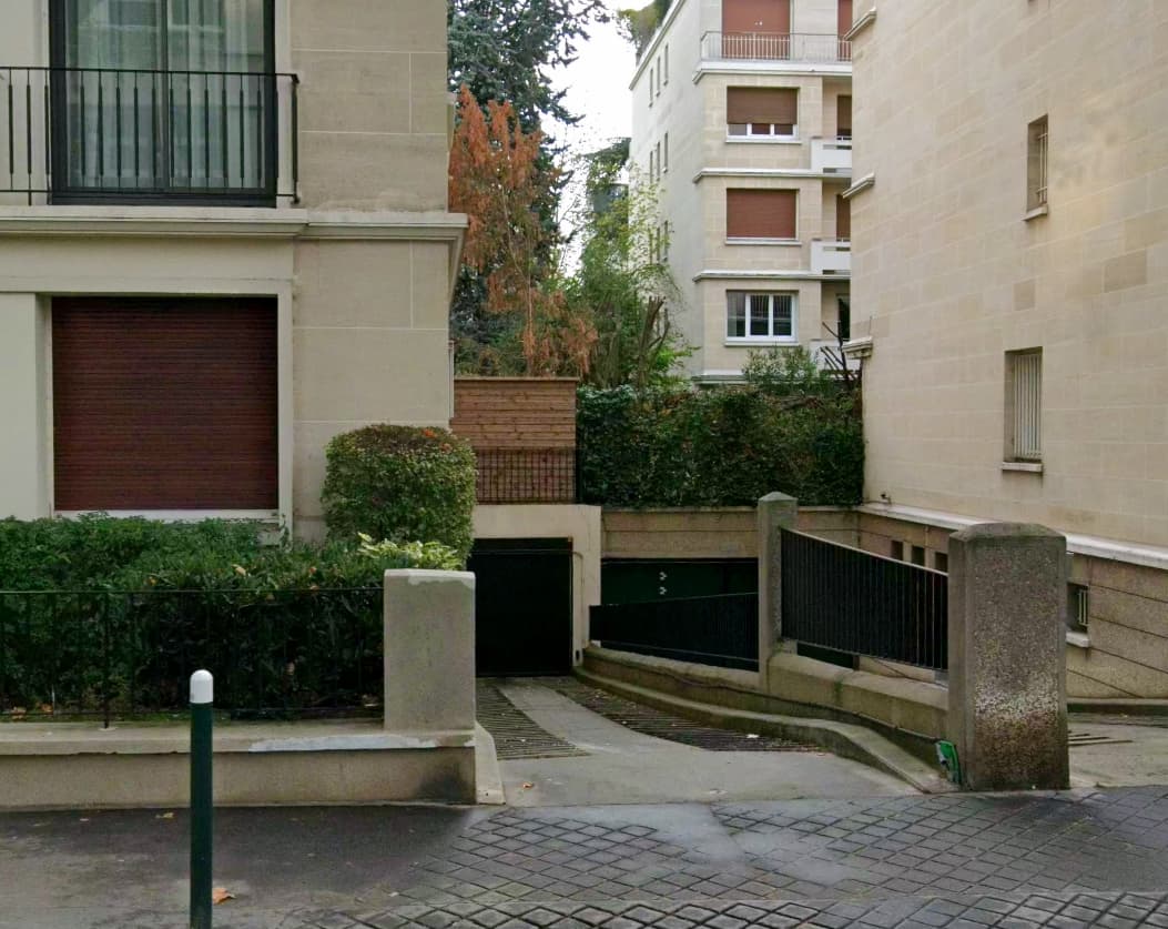 Entrée intérieure du underground à 11 Rue Pauline Borghése, Neuilly-sur-Seine