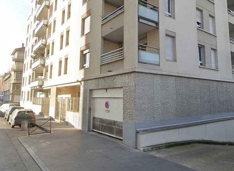 Entrée extérieure du underground à 21 Rue du Nord, Villeurbanne