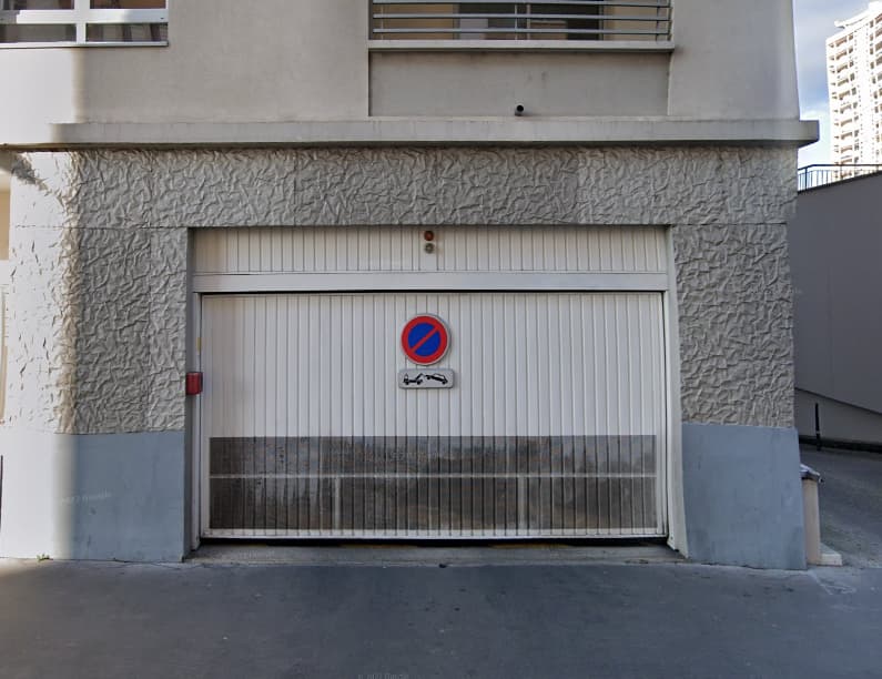 À louer, place de parking en intérieur située dans... - Location parking pour voiture et moto à Villeurbanne