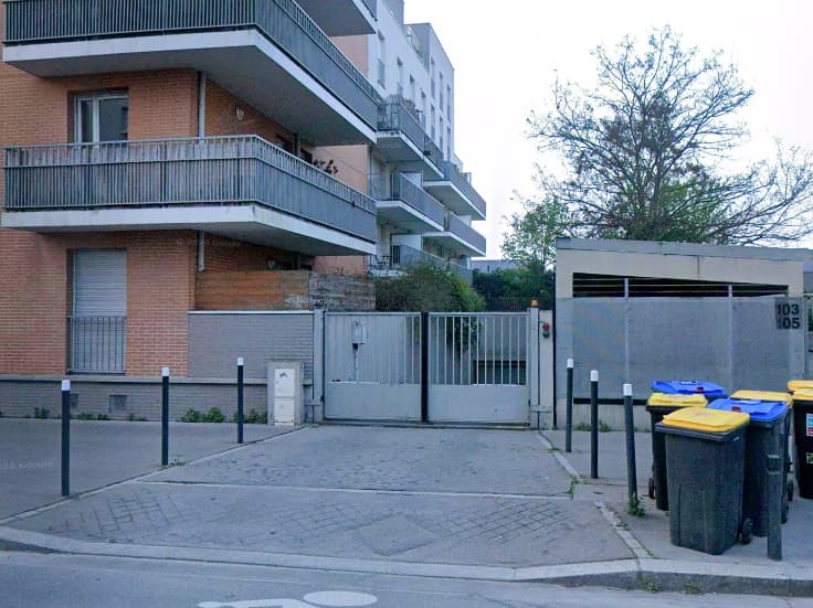 Place de parking sécurisée avec badge, se situe à ... - Location parking pour voiture et moto à Saint-Denis