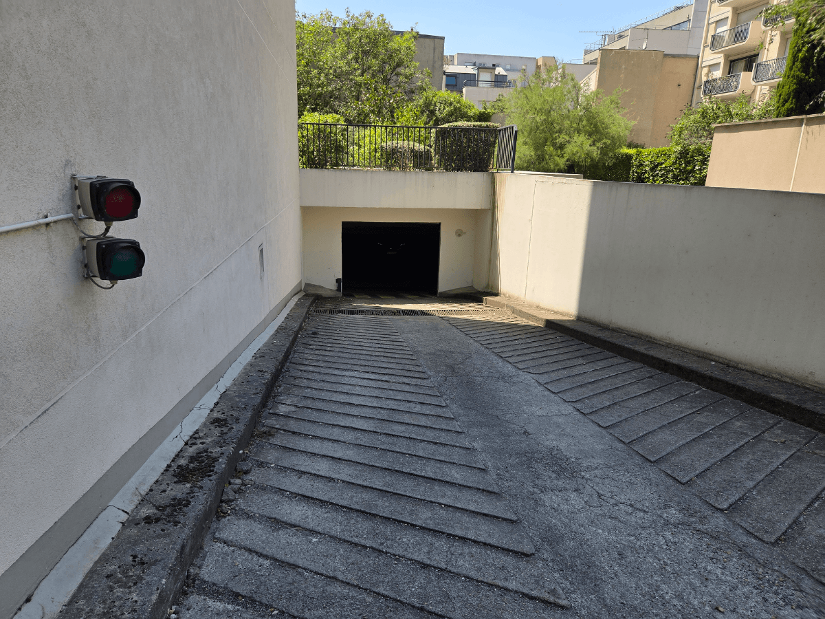 Entrée intérieure du outdoor à 125 Boulevard Saint-Denis, Courbevoie