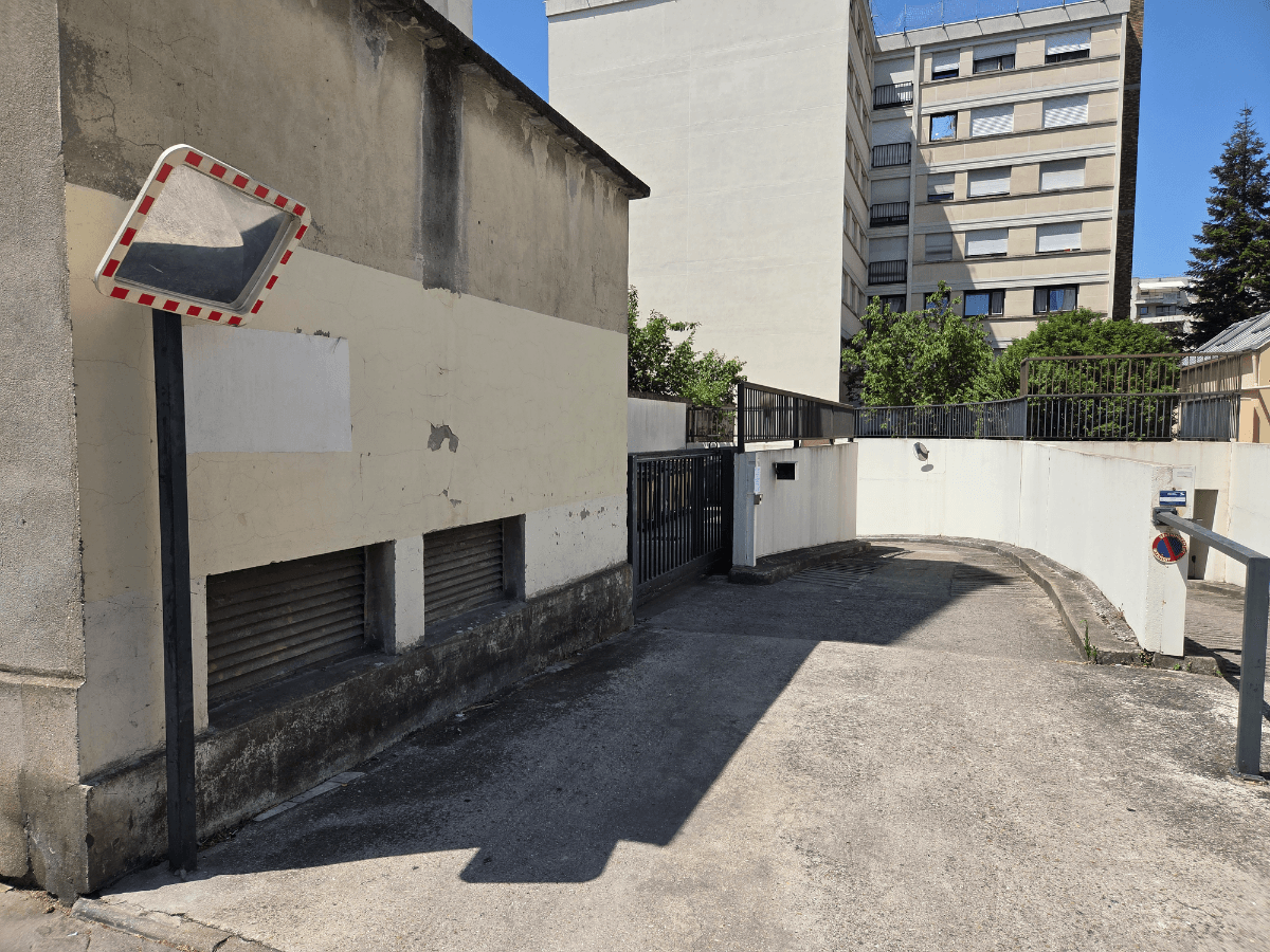 Place de stationnement au sein d'une résidence pri... - Location parking pour voiture et moto à Courbevoie
