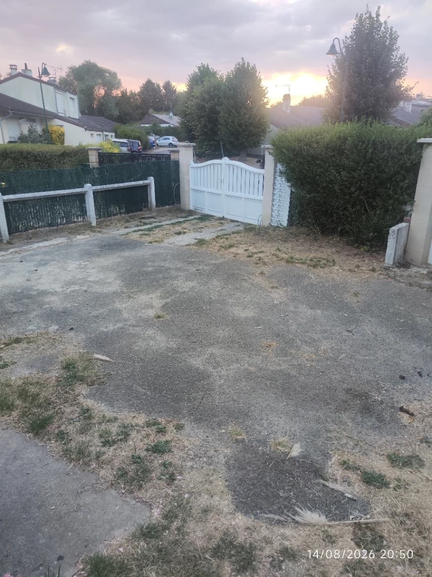 Entrée extérieure du private box à 33 Avenue de la Chambrelanne, Vémars
