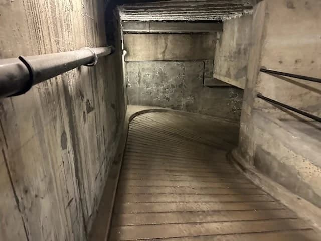 Entrée intérieure du underground à 36 Avenue Mozart, Paris