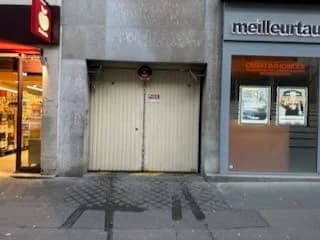 Entrée extérieure du underground à 36 Avenue Mozart, Paris