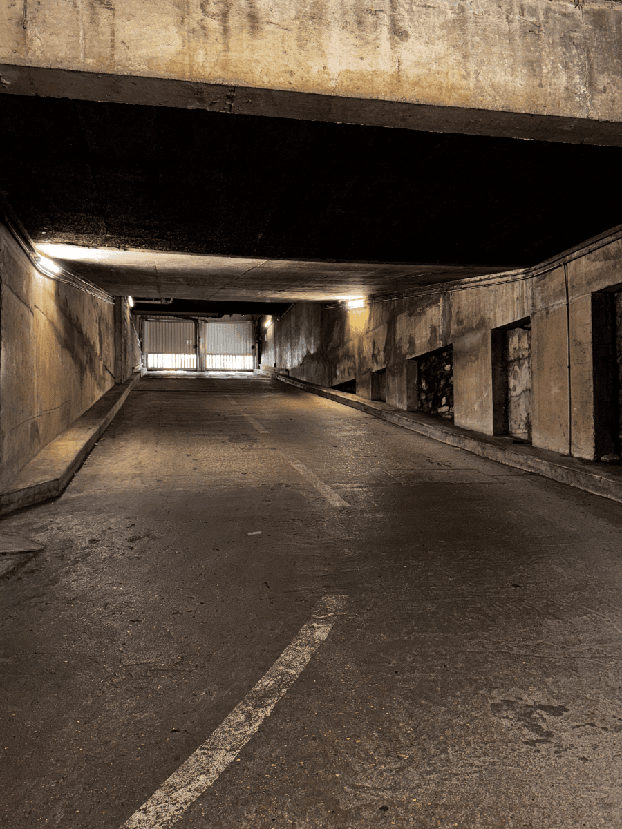 Entrée intérieure du underground à 11 Rue Antoine Bourdelle, Paris