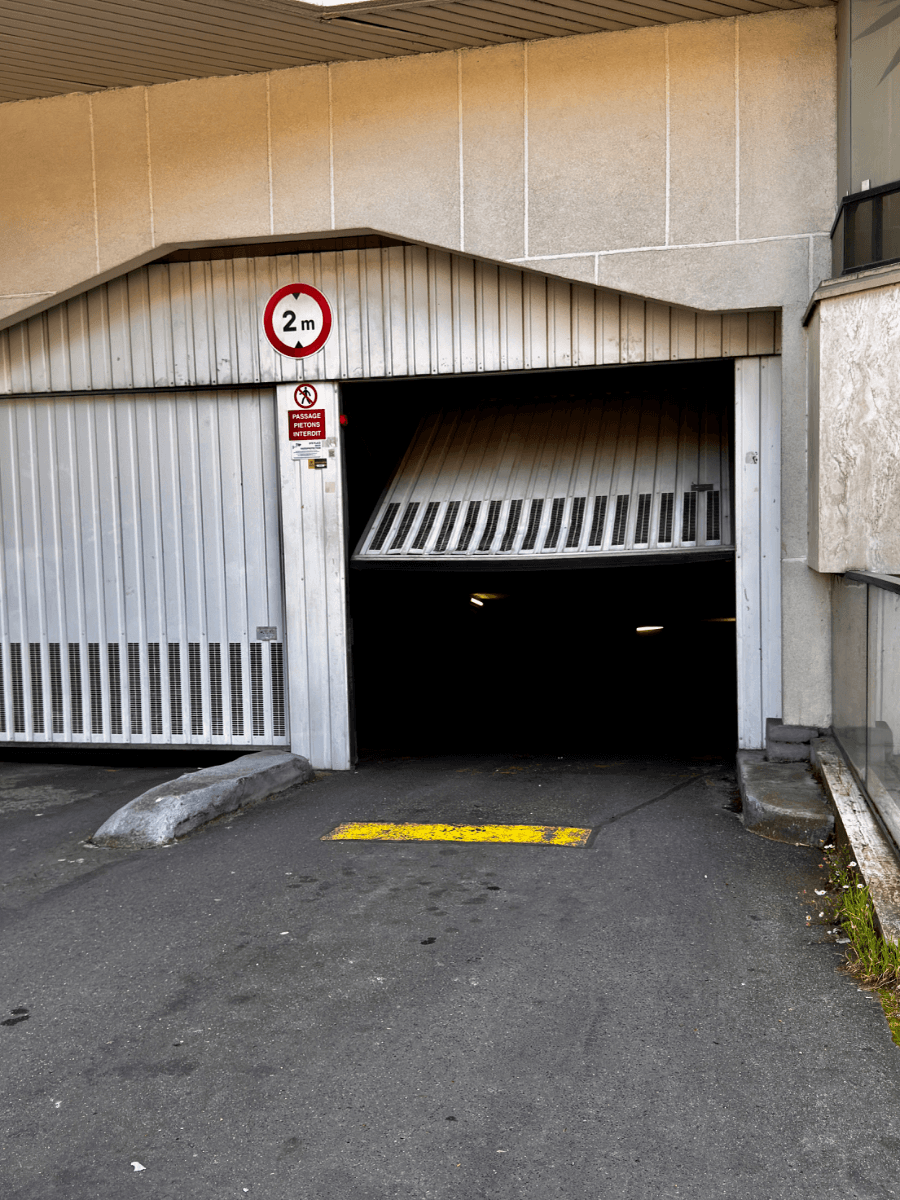 Entrée extérieure du underground à 11 Rue Antoine Bourdelle, Paris