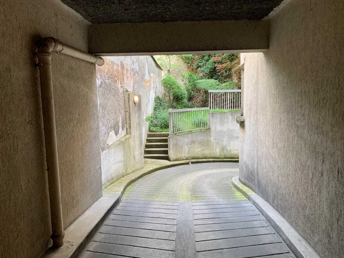 Entrée intérieure du private box à 106 Rue des Moines, Paris