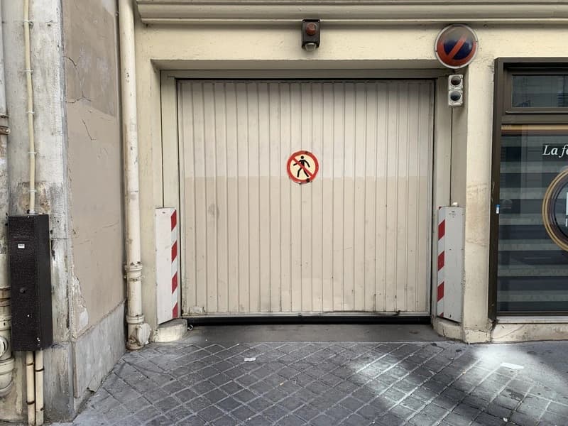Entrée extérieure du private box à 106 Rue des Moines, Paris