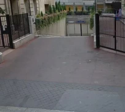 Entrée intérieure du underground à 71 Rue Cambronne, Paris
