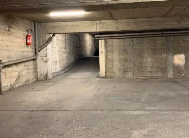 Entrée extérieure du underground à 32 Rue Poussin, Paris