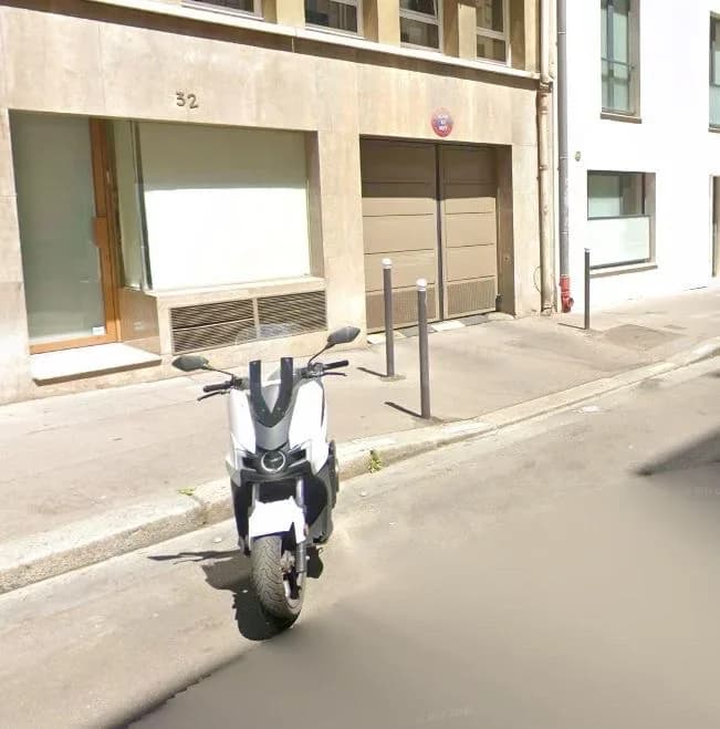 Location underground à 32 Rue Poussin, Paris