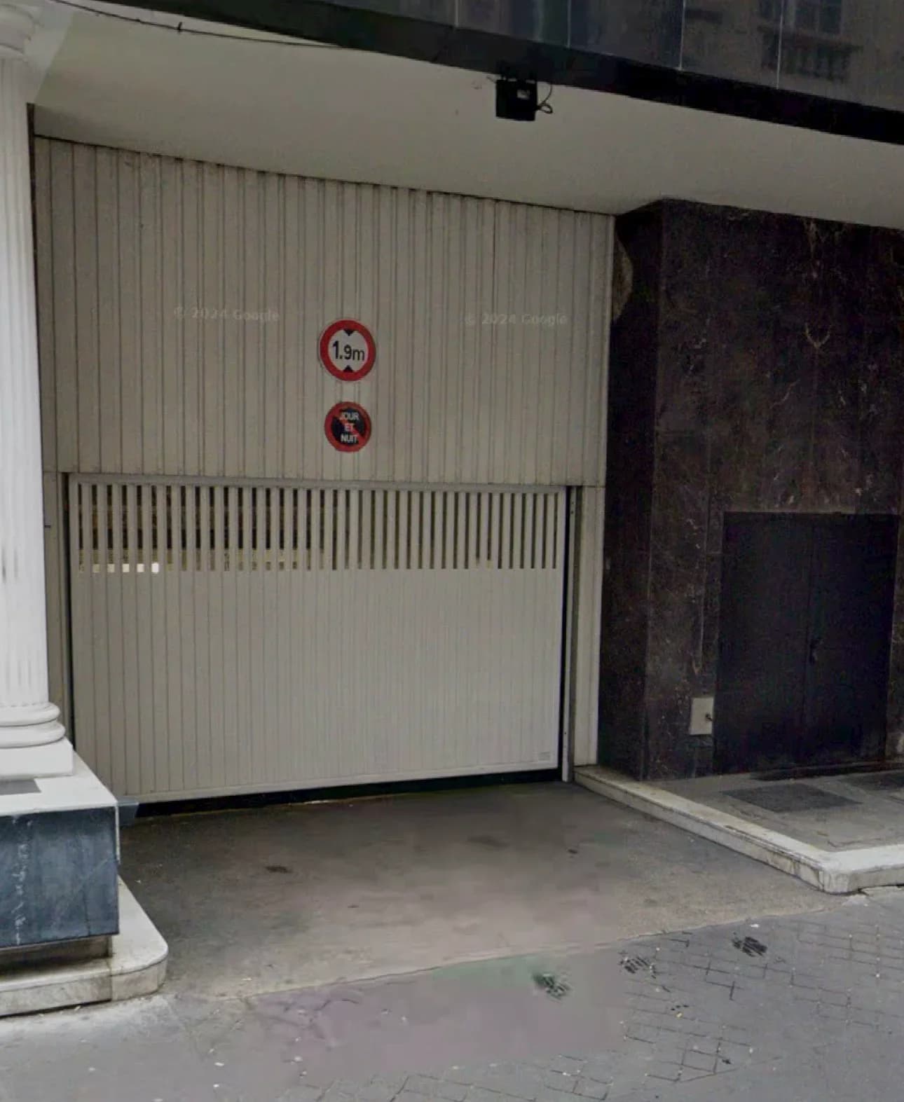 Entrée intérieure du underground à 15 Rue de Berri, Paris