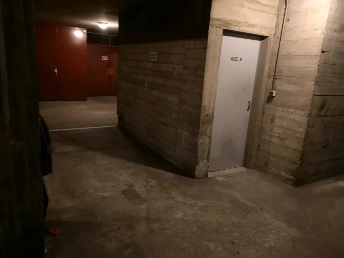 Entrée intérieure du underground à 69 Rue de Montreuil, Paris