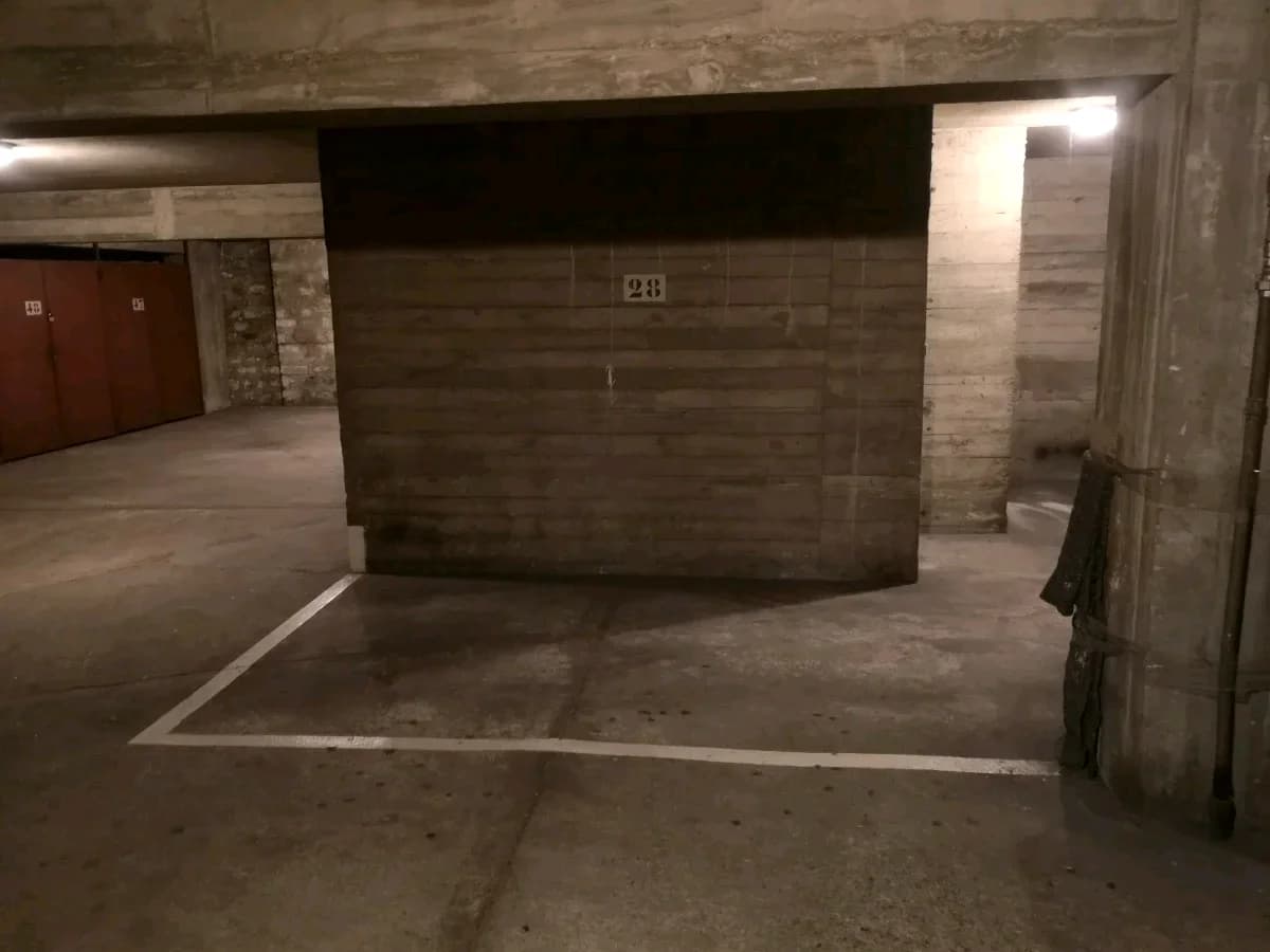 Entrée intérieure du underground à 69 Rue de Montreuil, Paris