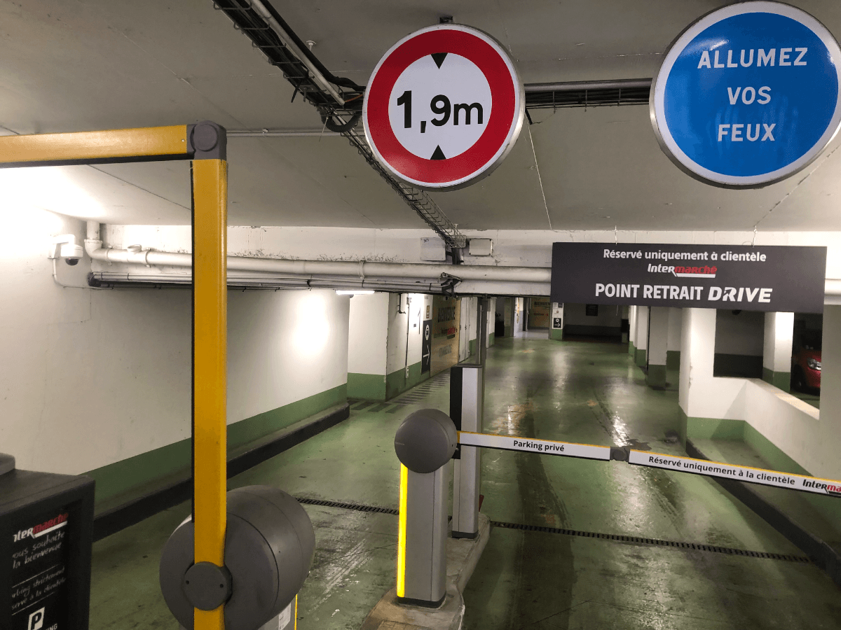 Entrée extérieure du underground à Rue Carle Hébert, Courbevoie