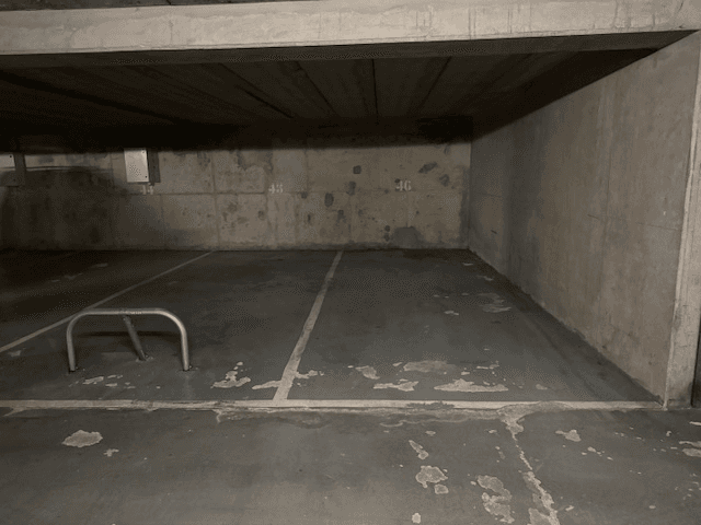 Entrée intérieure du underground à 13 Rue Sedaine, Paris