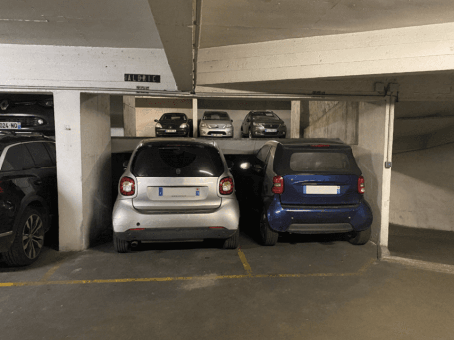 Entrée intérieure du underground à 10 Rue Marie-Éléonore de Bellefond, Paris