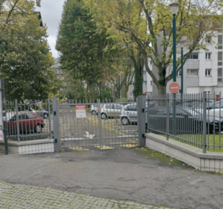 Entrée extérieure du outdoor à 84 Avenue Gabriel Péri, Gennevilliers