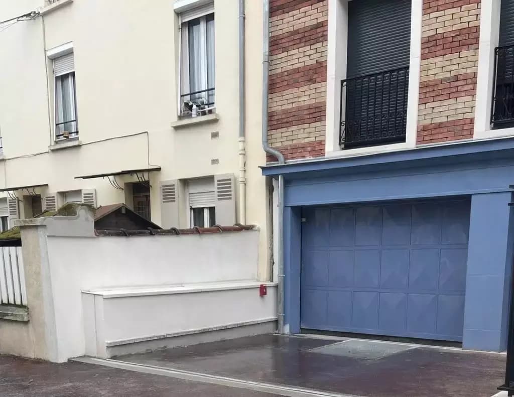 Entrée extérieure du underground à 131 Rue de Chevilly, L'Haÿ-les-Roses