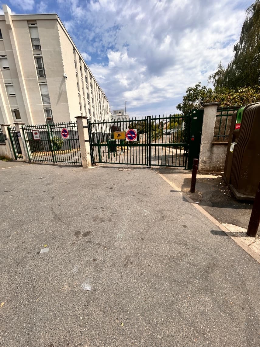 Entrée extérieure du outdoor à 145 Rue de Chevilly, Villejuif