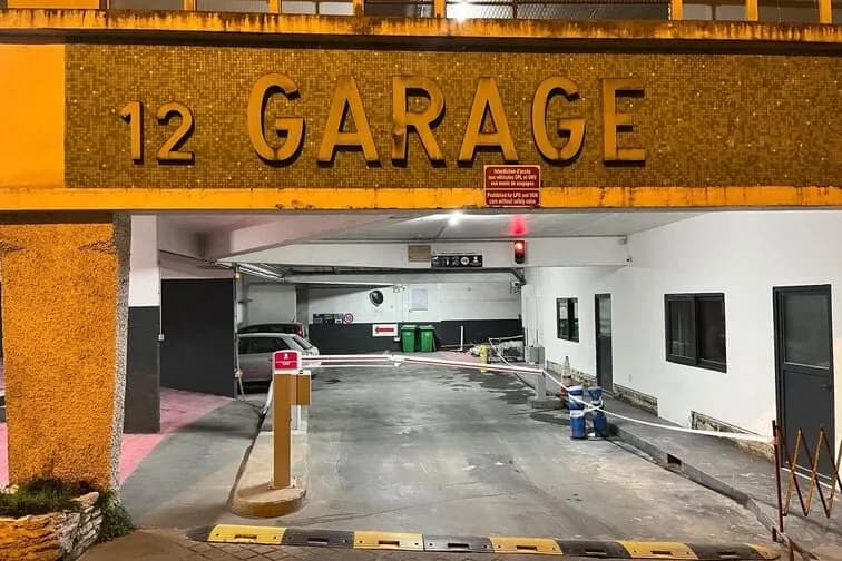 Entrée intérieure du underground à 10 Rue Marie-Éléonore de Bellefond, Paris