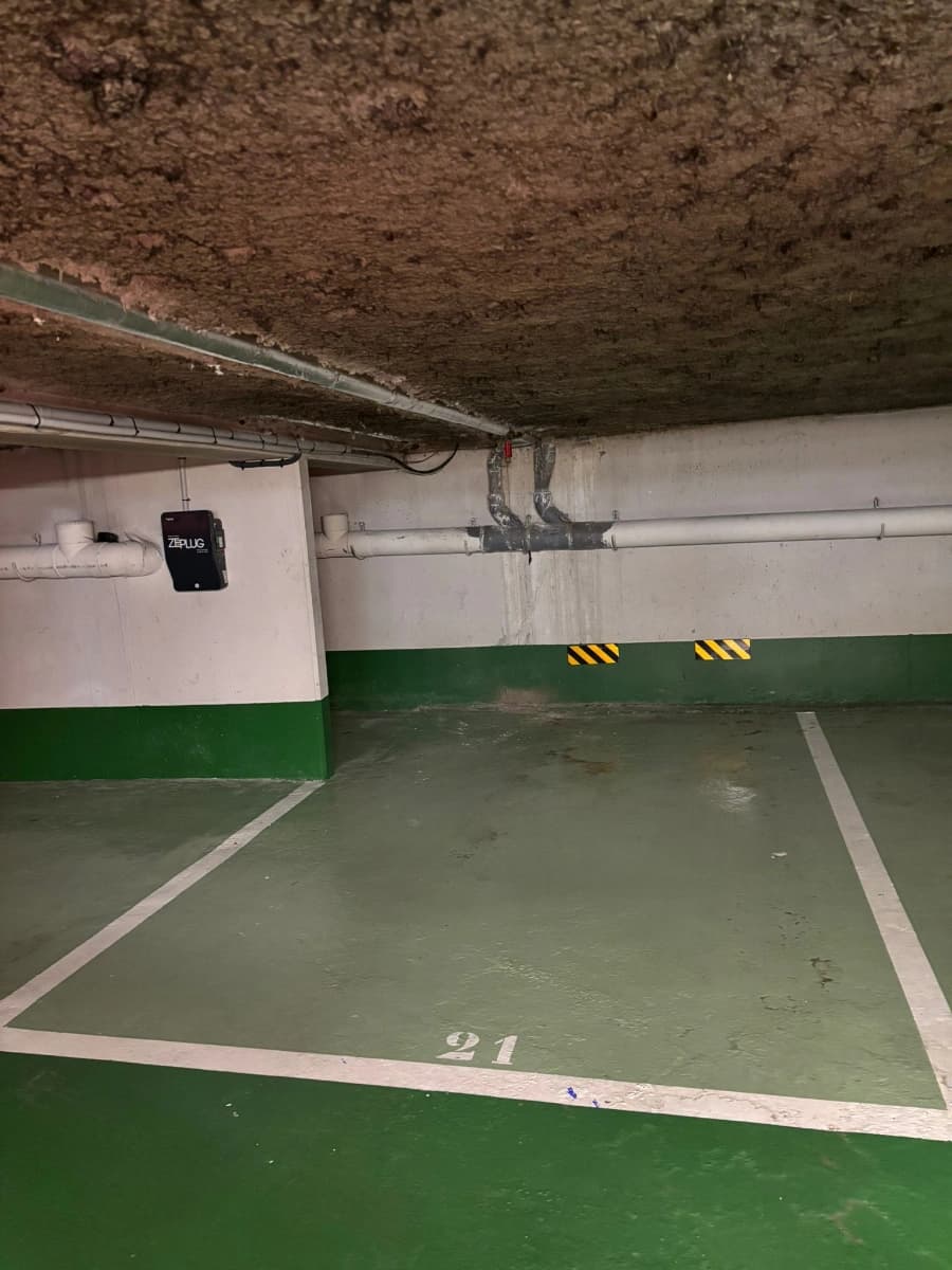 Parking dans résidence fermée.
Accès direct à la r... - Location parking pour voiture et moto à Sèvres