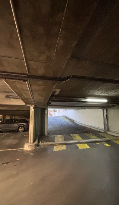 Entrée intérieure du underground à 2 Allée Le Titien, Courbevoie