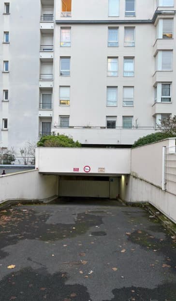 Entrée extérieure du underground à 2 Allée Le Titien, Courbevoie
