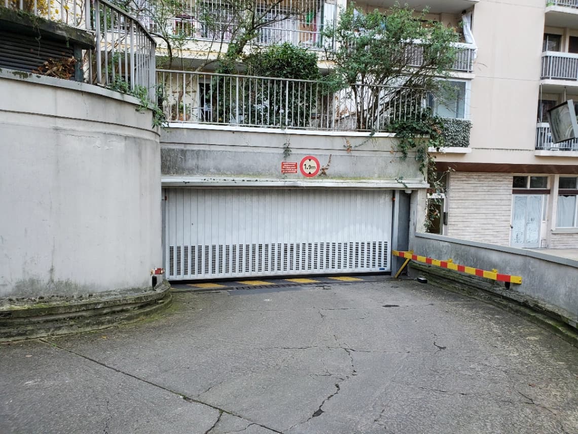 Entrée intérieure du underground à 111 Avenue Simon Bolivar, Paris