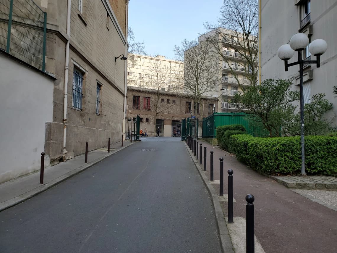 Entrée extérieure du underground à 111 Avenue Simon Bolivar, Paris