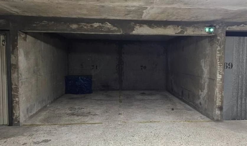 Entrée intérieure du underground à 256 Rue de Belleville, Paris