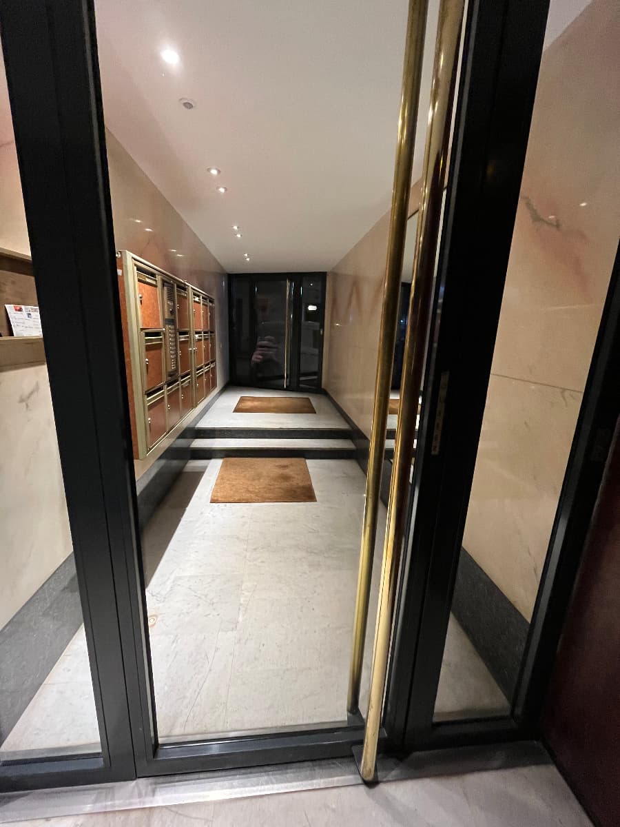 Entrée intérieure du private box à 36 Rue Le Marois, Paris