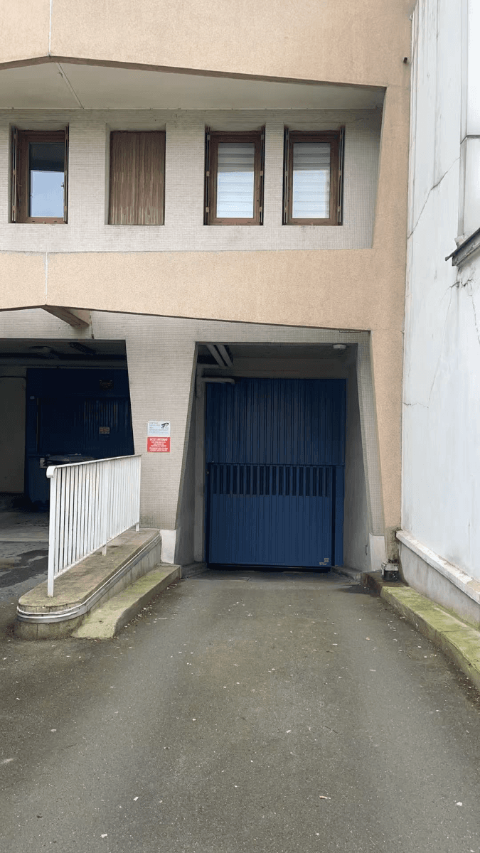 Entrée extérieure du underground à 72 Rue Jean Bleuzen, Vanves