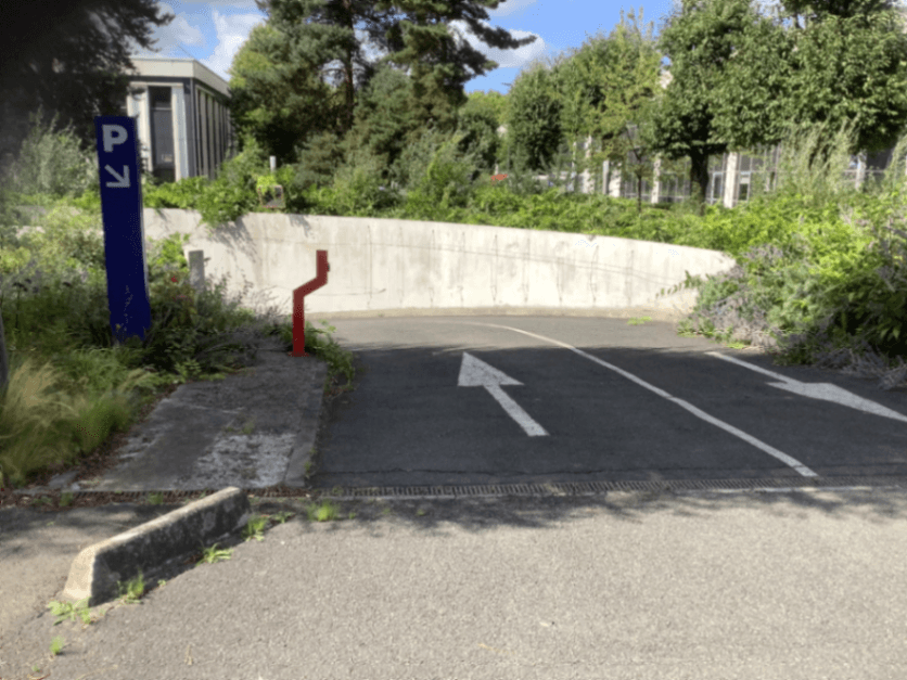 Entrée intérieure du underground à 4 Rue des Grands Champs, Louvres