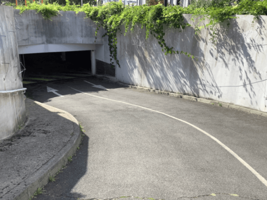 Entrée extérieure du underground à 4 Rue des Grands Champs, Louvres