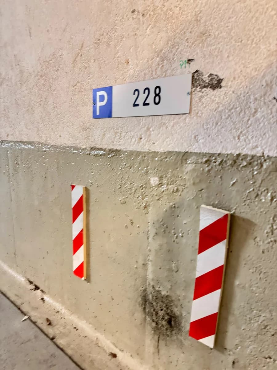 Entrée extérieure du underground à 11 Rue Pauline Borghése, Neuilly-sur-Seine